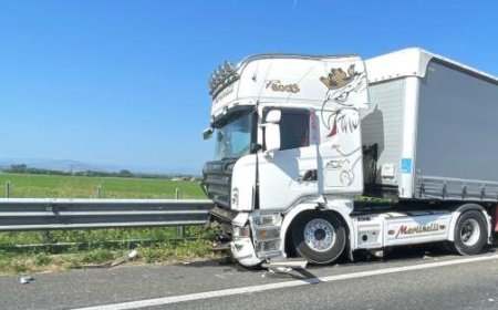 Truck Crashes into Guardrail on A1 Highway, Causes 4 Kilometers of Traffic Jam between Fiorenzuola and Fidenza