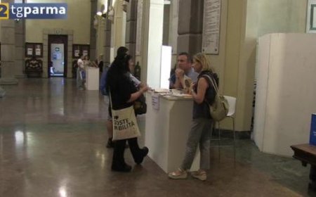 Junge Menschen sprechen auf dem Infoday der Universität Parma über den Übergang von der Matura zum Studium – Video