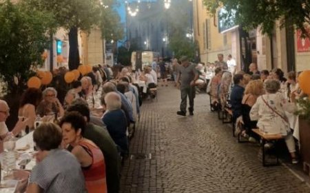 Wohltätiges Abendessen unter den Sternen in der Via Bacchini