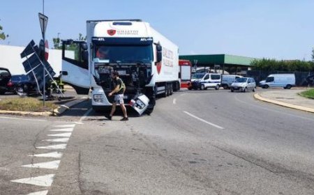 Unfall zwischen Auto und Lkw in der Via Emilio Lepido