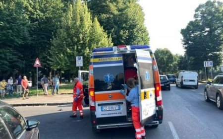 Accident grave à Via San Michele : une moto percute une voiture et s’écrase contre un autre véhicule – Les photos