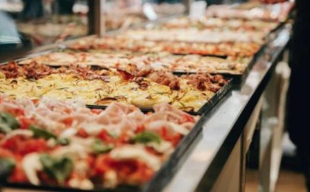 Uralte Rom: Pizza in der Pfanne. Die, die man in der Nähe des Kolosseums isst, aber auch auf den Straßen der Repubblica