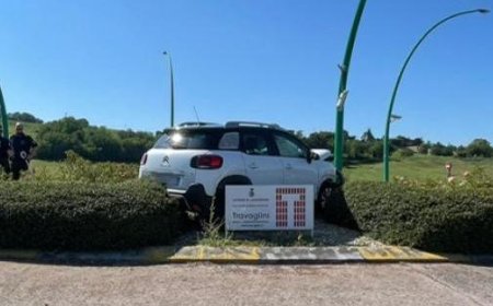 Accident à Torrechiara : la voiture finit dans le rond-point sur la Massese – Photo