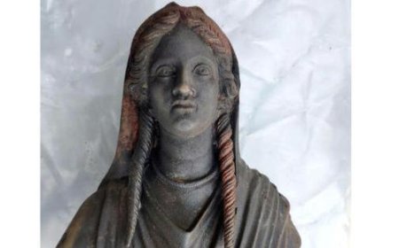 Ausstellungen in Neapel feiern doppelten Erfolg mit den Bronzen von San Casciano und Tolkien