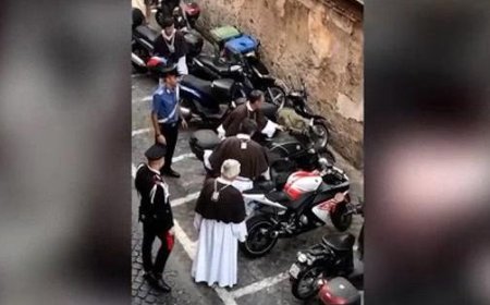Mönche werden zu Parkwächtern, weil Roller die Prozession behindern – Video