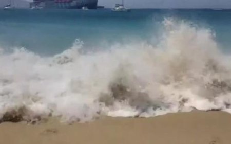 Fähre gerät zu nah an Mykonos: Welle überschwemmt Badegäste – Video
