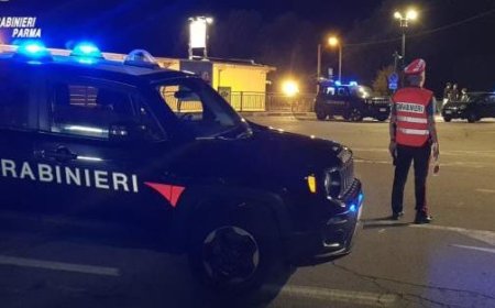 Contrôles à Langhirano et Tizzano : deux permis retirés et 5 jeunes signalés pour alcool, armes et drogues