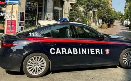 Des Maghrébins arrêtés pour avoir agressé les carabinieri dans le centre historique: coups de pied, coups de poing et crachats