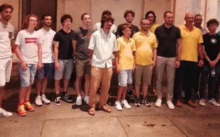 12-jähriger Daniele Toma schlägt den Vicentino-Lehrer, der ihm gratuliert