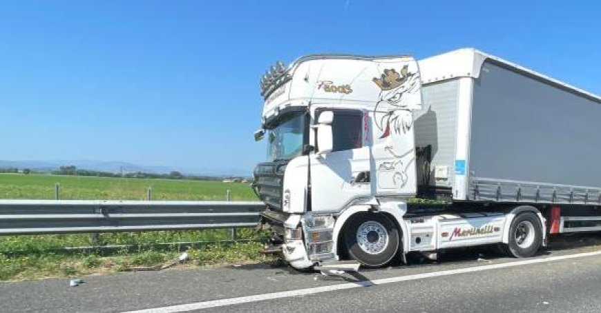 Truck Crashes into Guardrail on A1 Highway, Causes 4 Kilometers of Traffic Jam between Fiorenzuola and Fidenza