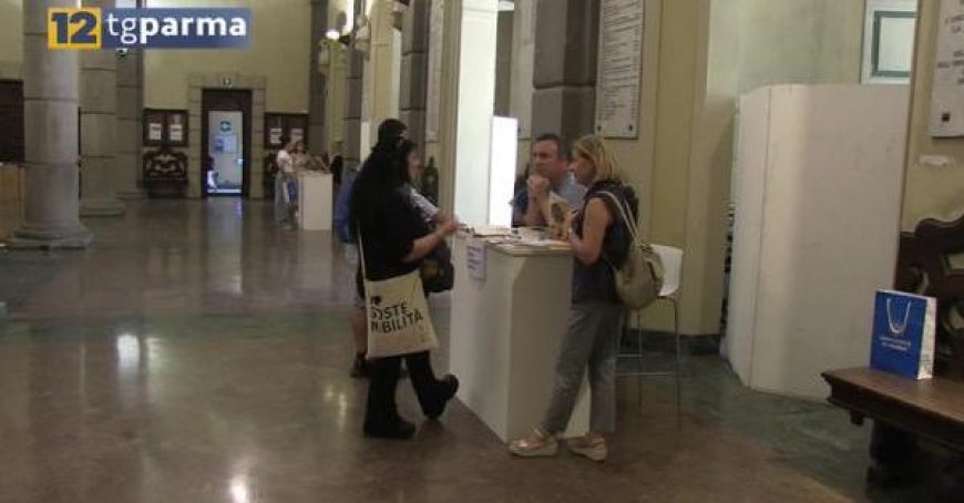 Junge Menschen sprechen auf dem Infoday der Universität Parma über den Übergang von der Matura zum Studium – Video