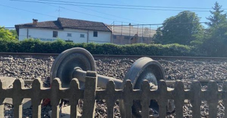 Eisenbahnen: Unterbrochene Strecke zwischen Reggio und Parma, Ersatzbusse im Einsatz. “Umleitung” der Pfeile, die in Parma halten sollten, zur Mediopadana.