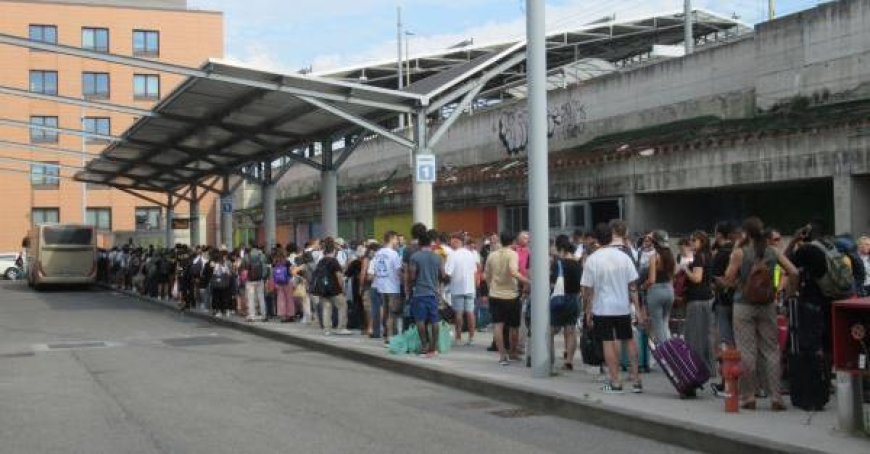 Le déraillement de la gare de Parme crée le chaos : de longues files d’attente pour les bus de remplacement en direction de Bologne