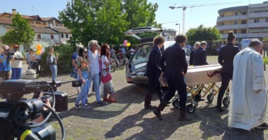 Bunter Sarg für Alex: Ein farbenfroher Abschied