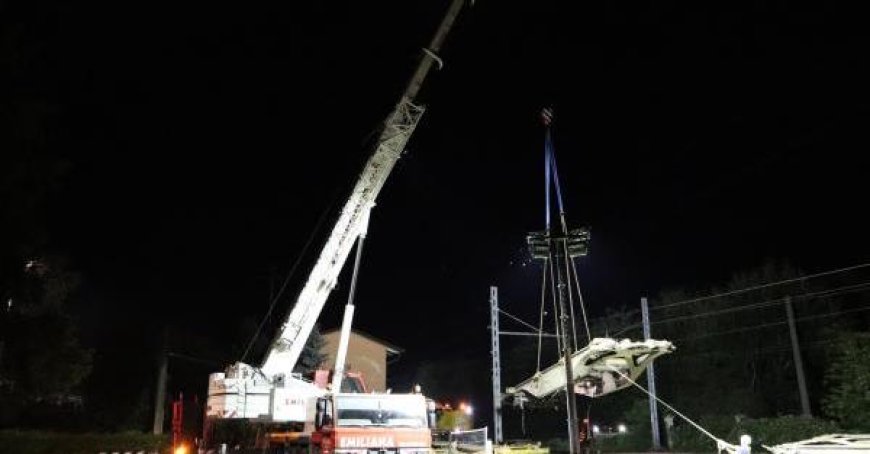 Retrait des charrettes sur Via Toscana la nuit dernière – Photos et vidéos