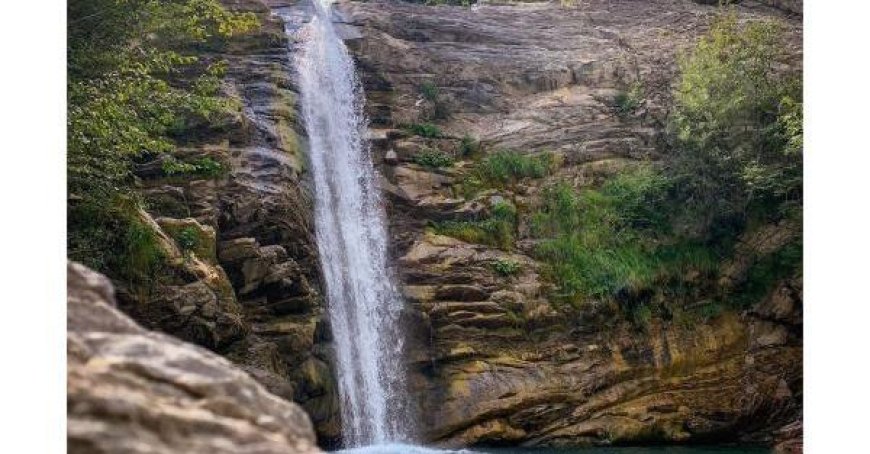 Un jeune homme plonge des cascades de l’Apennin reggiano : il est hospitalisé dans un état grave à Maggiore