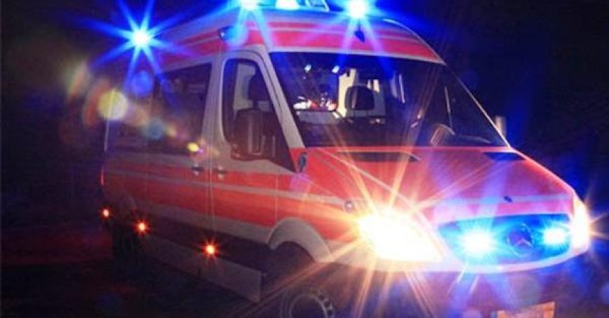 Auto kollidiert in der Nacht auf der Via Emilio Lepido, ein Verletzter in intensivmedizinischer Behandlung