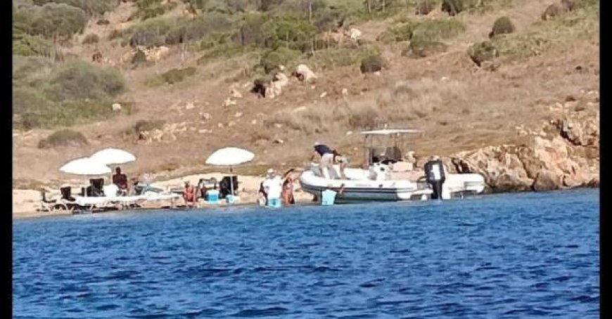 Débarquement sur une île protégée à Maddalena avec tables et parasols