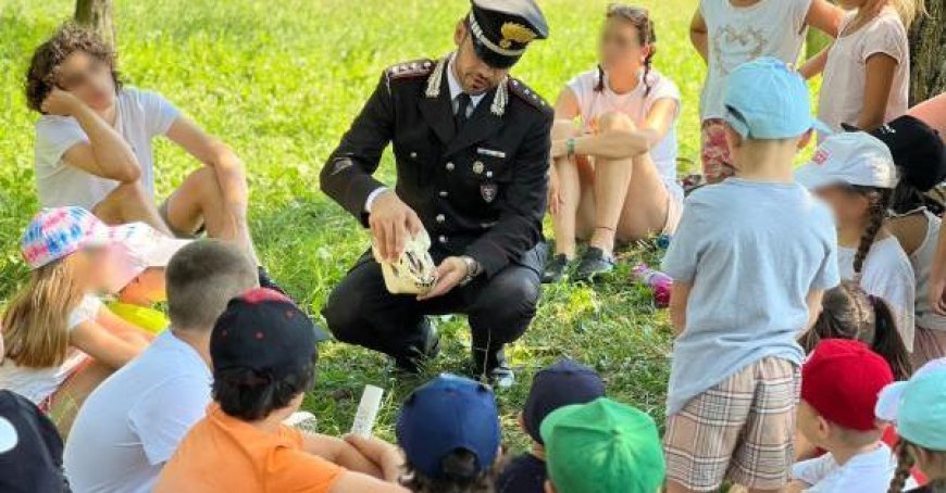 Kultur des Respekts und der Rechtsstaatlichkeit: Die Carabinieri beim Sommercamp für Jungen