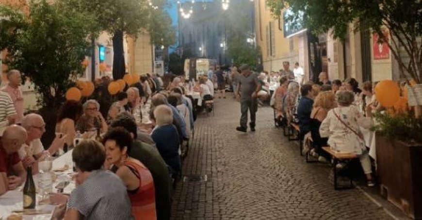 Wohltätiges Abendessen unter den Sternen in der Via Bacchini