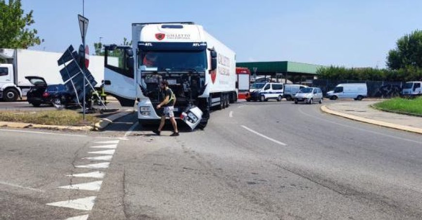 Unfall zwischen Auto und Lkw in der Via Emilio Lepido