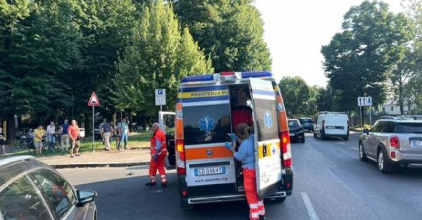 Accident grave à Via San Michele : une moto percute une voiture et s’écrase contre un autre véhicule – Les photos