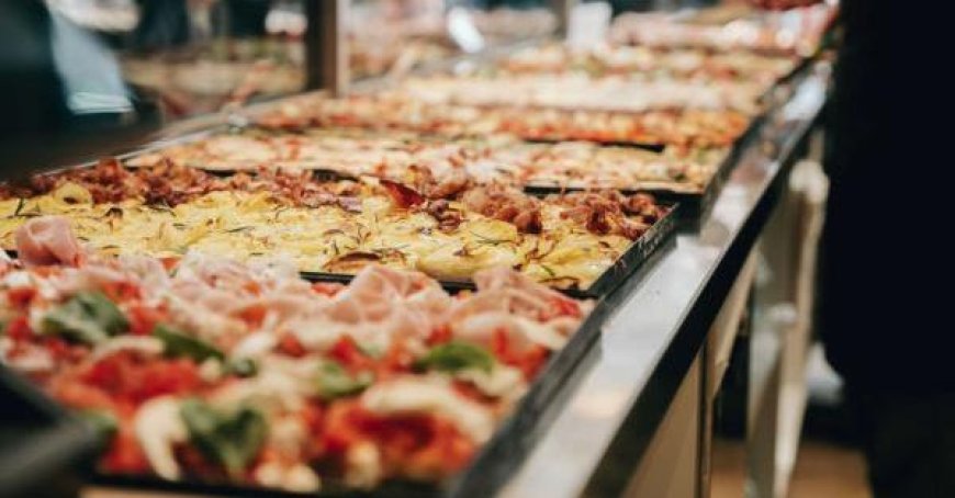 Uralte Rom: Pizza in der Pfanne. Die, die man in der Nähe des Kolosseums isst, aber auch auf den Straßen der Repubblica