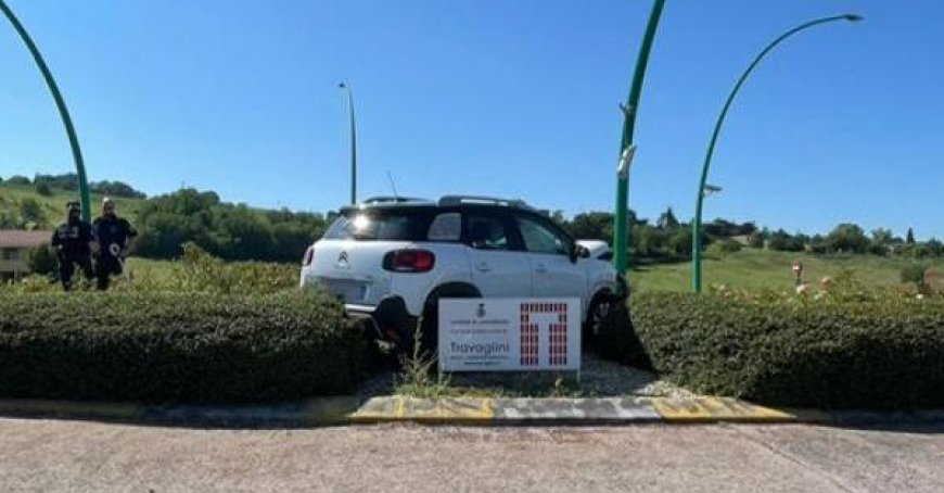 Accident à Torrechiara : la voiture finit dans le rond-point sur la Massese – Photo
