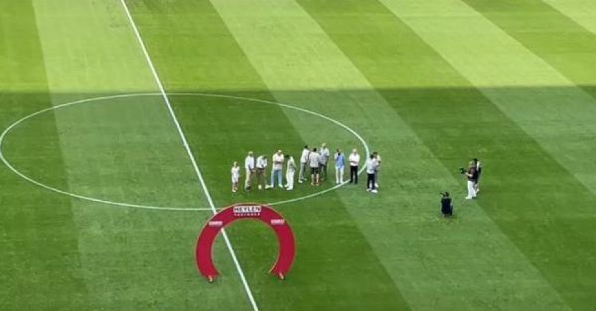 Anciens joueurs sur le terrain lors du match entre Parme et Anvers – Regardez la vidéo