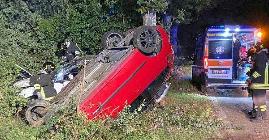 Collision à Via Mantova, deux voitures se heurtent et se renversent sur les côtés de la route – Photos de l’accident
