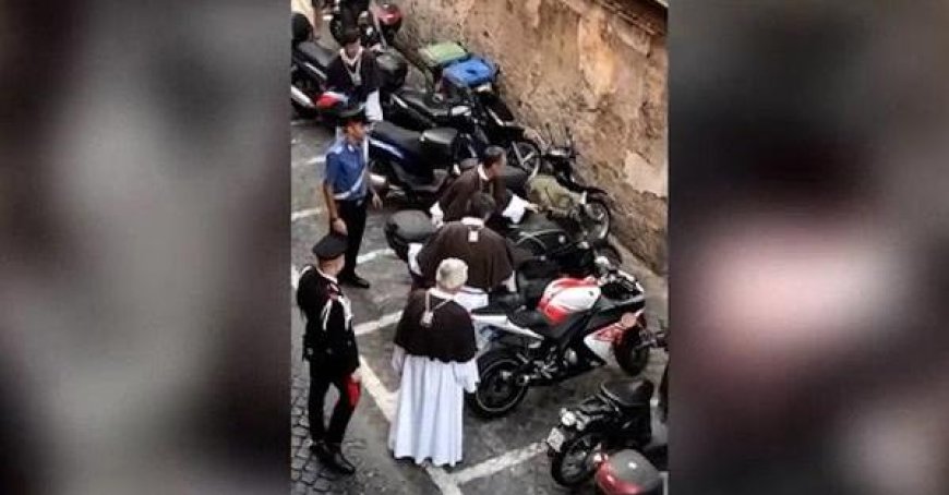 Mönche werden zu Parkwächtern, weil Roller die Prozession behindern – Video