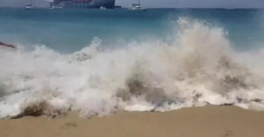 Fähre gerät zu nah an Mykonos: Welle überschwemmt Badegäste – Video