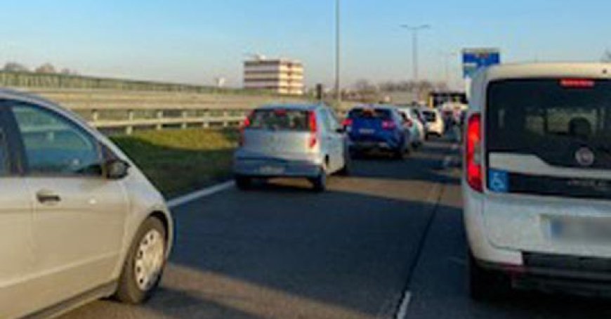 Zusammenstoß von zwei Autos verlangsamt Verkehr in der Via Emilia Ovest