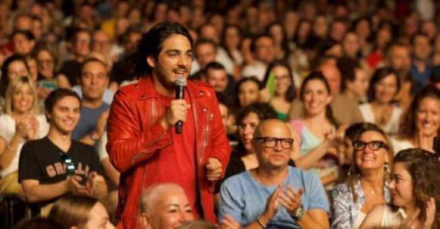 Max Angioni, bekannt als “Iena”, verkündet auf der Bühne: “Die Show beginnt, sobald ich die Schweineschwarte verdaut habe”