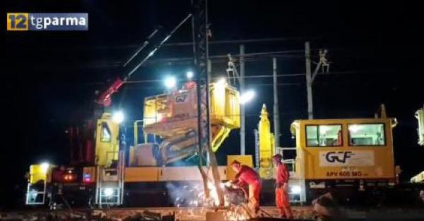Arbeiten auch nachts, um die Eisenbahnlinie in der Via Toscana zu reparieren – Video