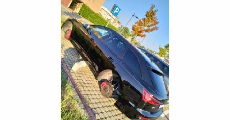 À Fidenza, les 4 roues d’une Audi garée disparaissent