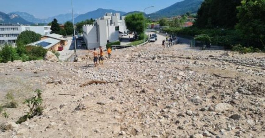 Erdrutsch mit einer Front von etwa 200 Metern blockiert eine Straße in Trentino