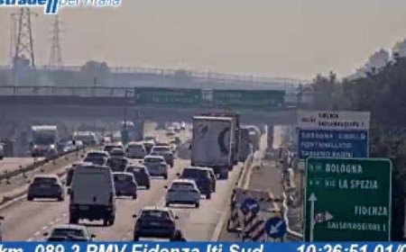 Verkehrsstau auf Autobahnen: Behinderungen auf A1. In Autocisa, Stau Richtung Parma aufgrund von Bauarbeiten