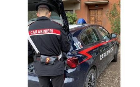 Un homme de 26 ans du Reggiano poursuivi pour avoir lancé du liquide urticant sur une femme : plainte et interdiction d’approche