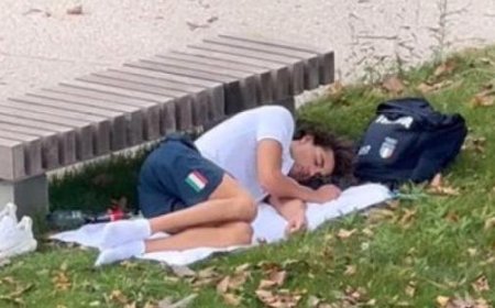 Le vidéo de Ceccon dormant sur l’herbe devient virale. Federnuoto parle juste d’une sieste