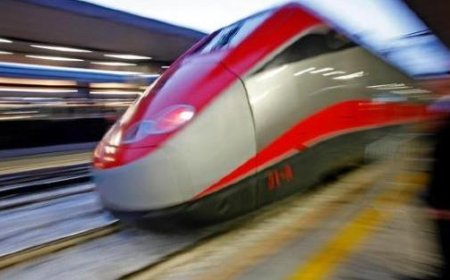 Le titre d’actualité en français serait : “Train bondé, « celui qui n’est pas pressé descend et prend le suivant »”
