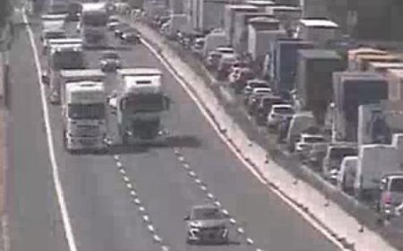 Truck Catches Fire on A1 Highway After Tire Bursts, Causes 4-Kilometer Traffic Jam