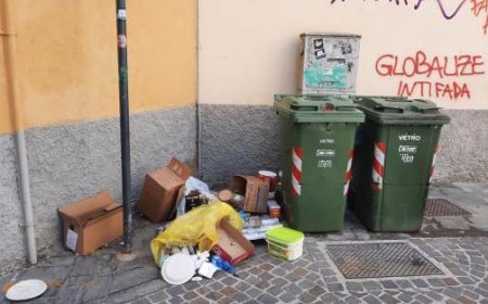 Déchets… dispersés en désordre au coin entre le quartier Catena et le quartier Fornovo – Les photos