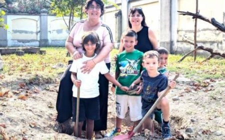 Kinderarchäologen bei Ausgrabungen: Schublade gefunden