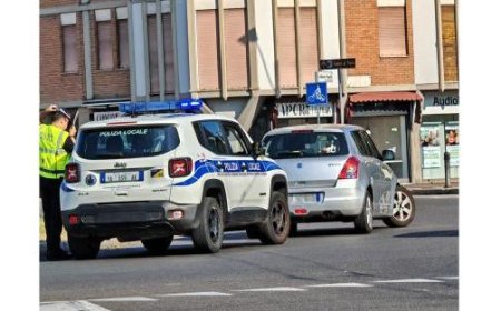 Auto in Gefahr: Fahrzeug am Piazzale Santa Croce droht Rad zu verlieren – Gazzareporter berichtet