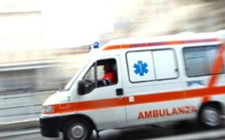 Auto stürzt in den Graben, Fahrer schwer verletzt