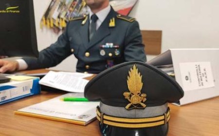 Retraité à la frontière avec 10 millions de dollars, poursuivi