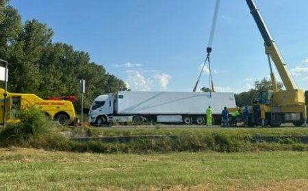 Truck Overturned in Via Emilia East: Check Out the Photos and Videos