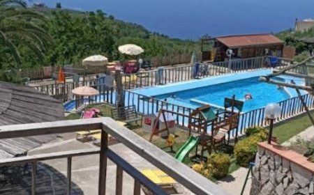 Tragédie à Vico Equense : un garçon de 7 ans se noie dans la piscine