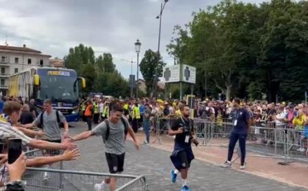 Parma-Fiorentina: Kreuzfahrer betreten zu Fuß das Tardini-Stadion zwischen zwei Menschenmassen – Video